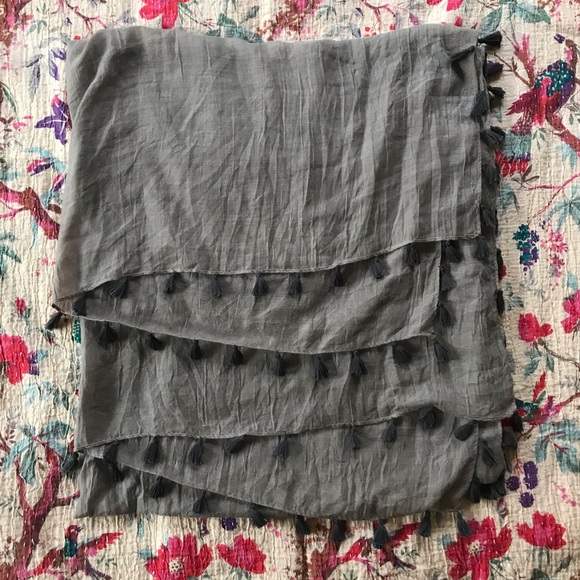 Soft grey scarf with tassels - Picture 4 of 4